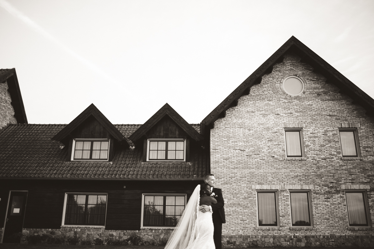 bride and groom in field holland