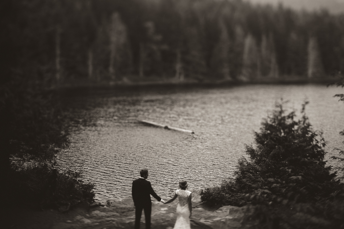 sunshine coast elopement-bride and groom lake