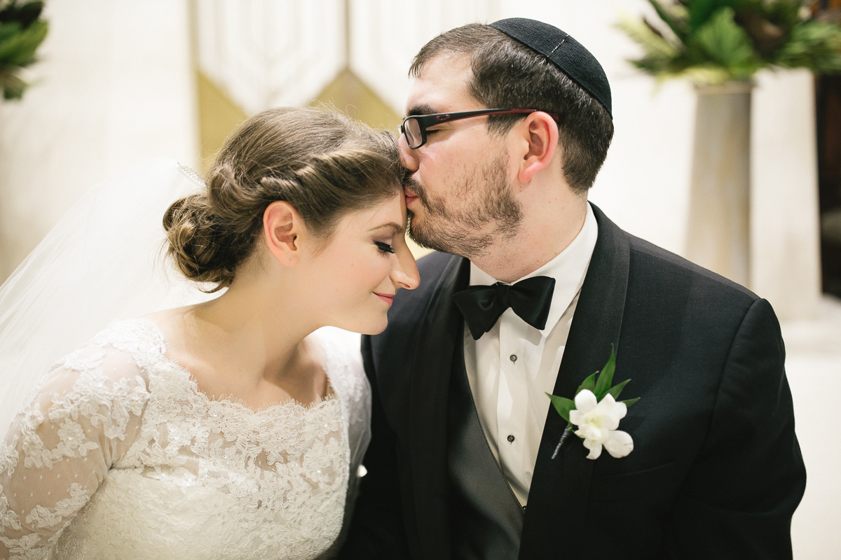 bride and groom shaarei shomayim toronto