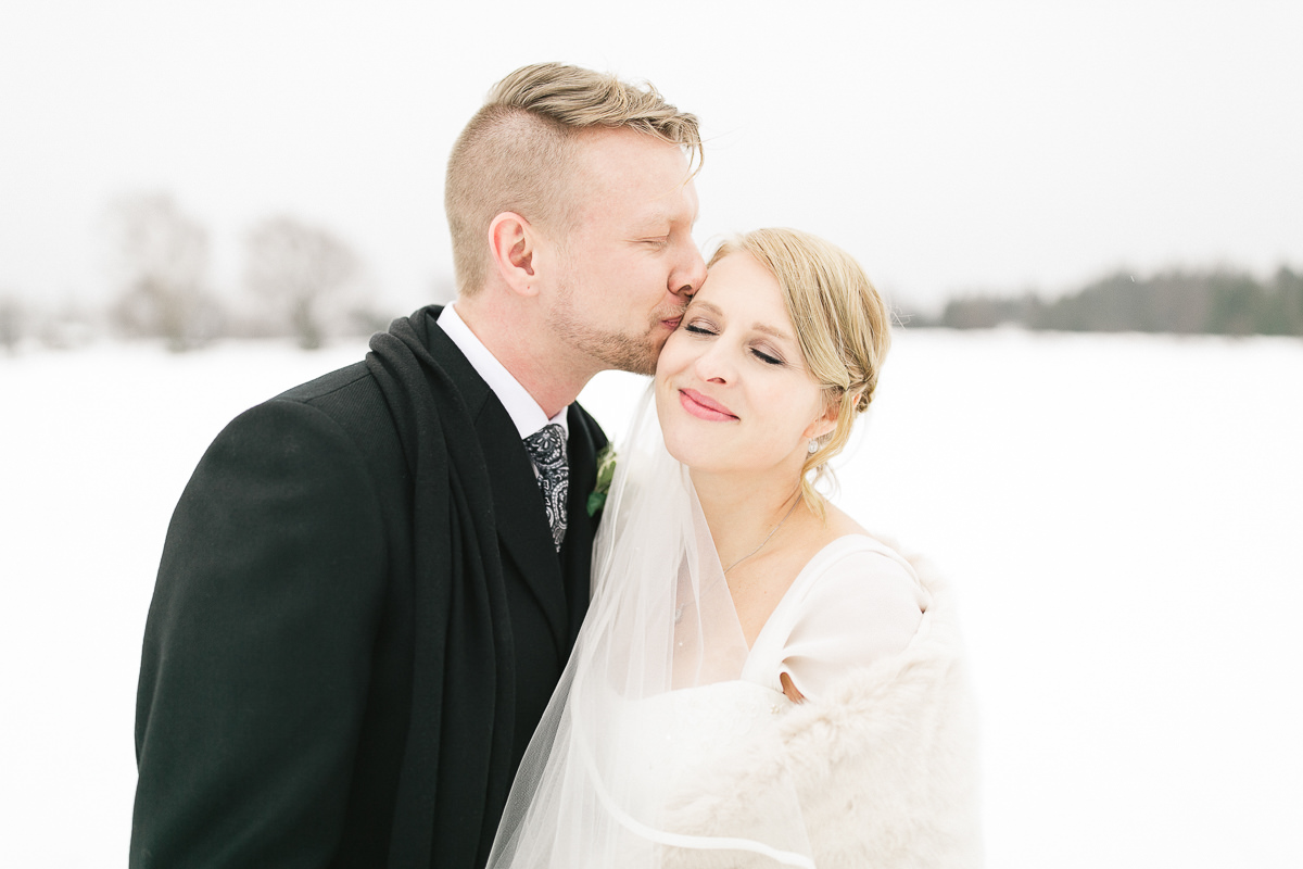 snowy wedding photos