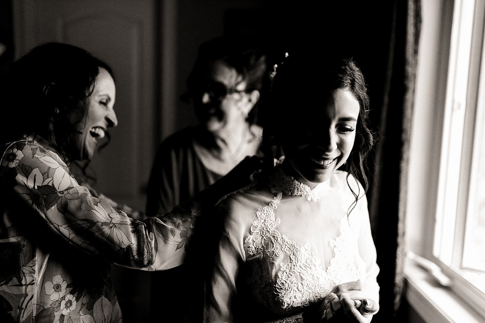 Toronto Wedding Bride getting ready 